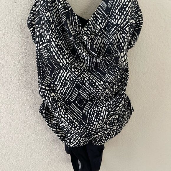 NWT avenue‎ wrap one piece swim suit - Picture 2 of 6